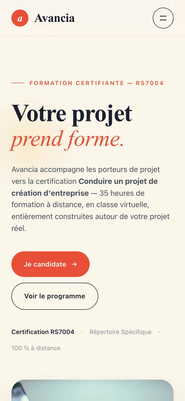 Le site Avancia Formation sur un écran de téléphone.